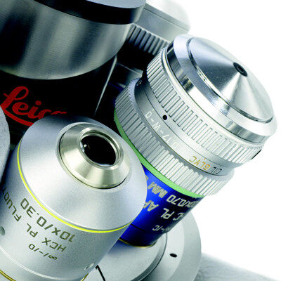 浸没式物镜：使用油、甘油或水来克服分辨率限制